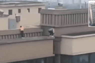 "Thót tim" trước cảnh cậu bé nhảy qua mái tòa nhà 22 tầng