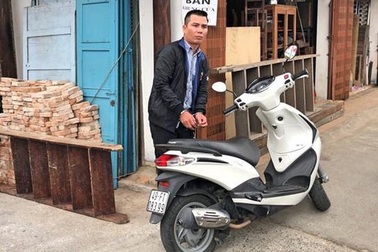 Đưa vợ con đi Đà Lạt du lịch, tiện tay trộm túi xách