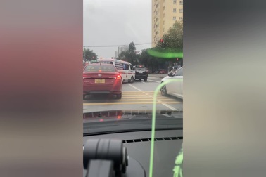 Xe cấp cứu hú còi liên tục xin đường nhưng bất thành