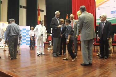 Món quà ý nghĩa của Ấn Độ dành cho hàng trăm người khuyết tật Việt Nam