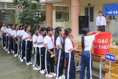 Hũ gạo tình thương nâng bước trò nghèo