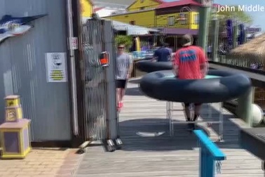 Mỗi người một bàn ăn để đảm bảo giãn cách