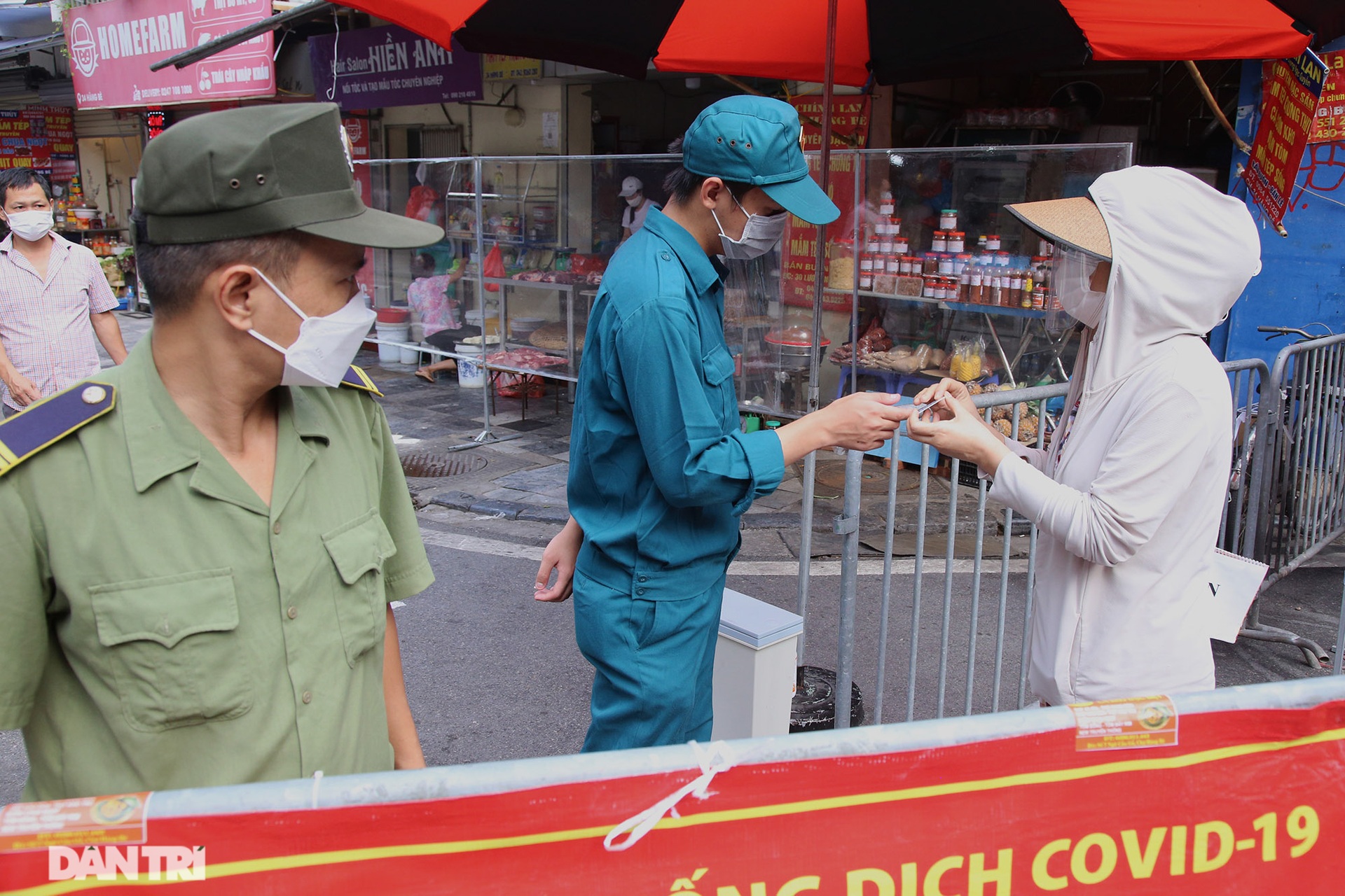 Mới lạ cảnh mua bán bằng ám hiệu ngón tay ở chợ nhà giàu phố cổ Hà Nội - 4 Mới lạ cảnh mua bán bằng ám hiệu ngón tay ở chợ nhà giàu phố cổ Hà Nội - 4
