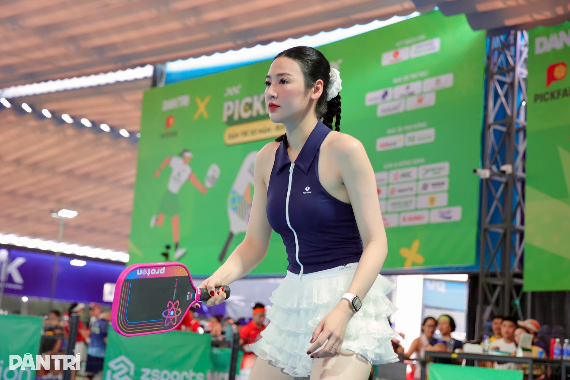 Á hậu Tú Anh khoe dáng gợi cảm đấu pickleball, chồng con cổ vũ nhiệt tình - 2