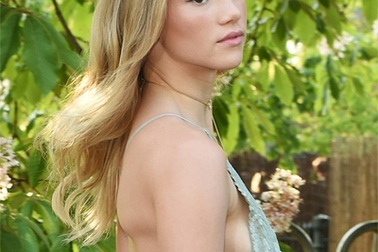 Chân dài Anh Quốc diện váy hở ngực đọ sắc cùng dàn sao Hollywood 