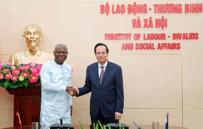 Bộ trưởng Đào Ngọc Dung chào mừng Tổng Giám đốc Tổ chức Lao động Quốc tế (ILO) Gilbert F. Houngbo tới thăm và làm việc.