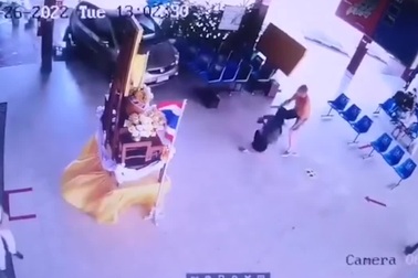 Tài xế nhầm chân ga, ô tô lao vọt vào phòng chờ xe khách