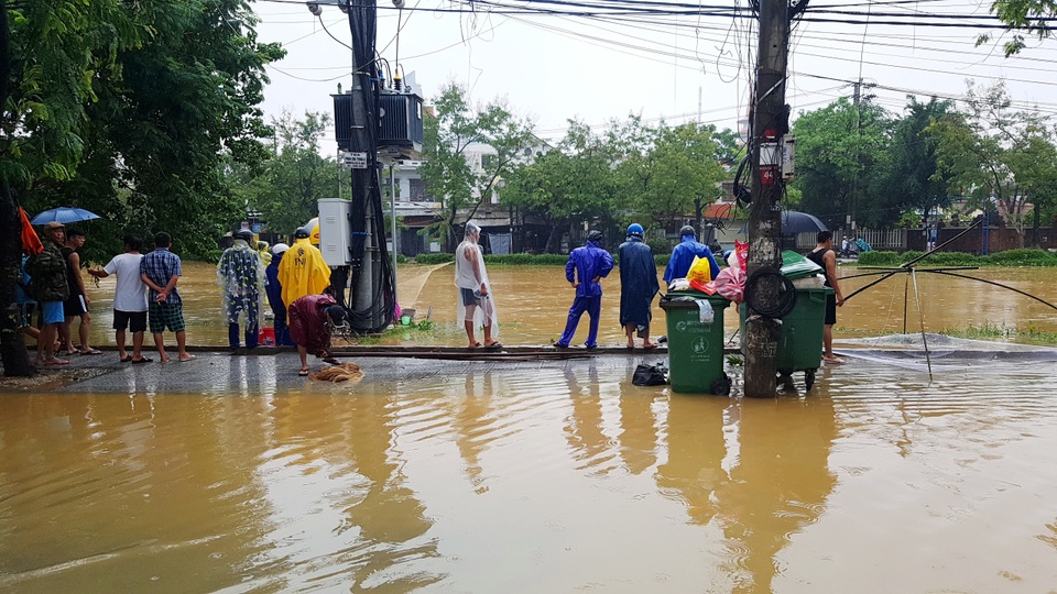 Người dân trú trên gác mái, cho lợn lên giường tránh lũ - 20 Người dân trú trên gác mái, cho lợn lên giường tránh lũ - 20