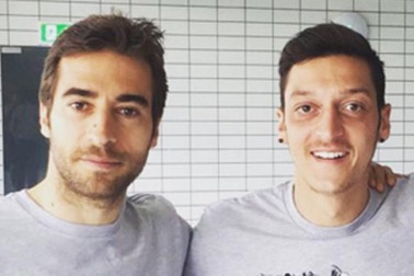 Các ngôi sao Arsenal mặc áo bản đồ Việt Nam, kêu gọi bảo vệ tê giác