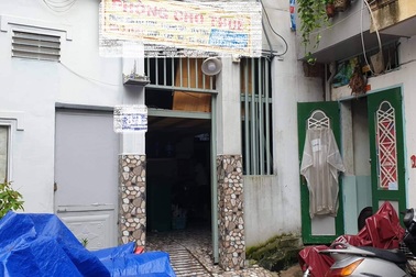 TPHCM: Chồng giết vợ rồi rạch tay tự sát trong phòng trọ