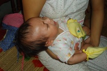 Bé trai 2 tháng tuổi ngằn ngặt khóc vì khát sữa