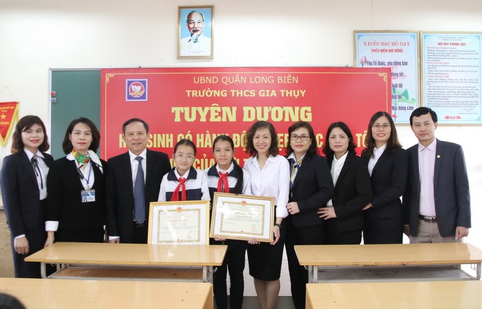 Biểu dương hai học sinh nhặt được 20 triệu đồng trả lại người đánh mất - 2 Biểu dương hai học sinh nhặt được 20 triệu đồng trả lại người đánh mất - 2