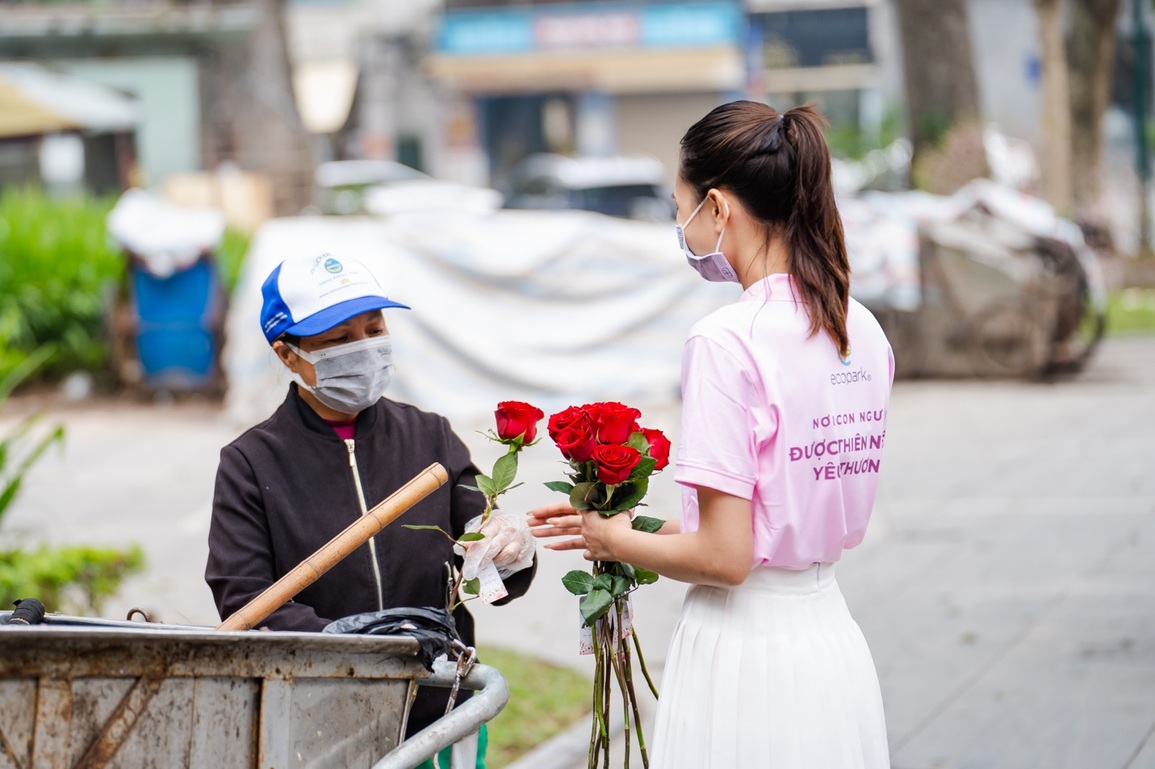Valentine 2022: Ấn tượng màn tỏ tình với 99.999 bông hồng ở Hà Nội - 13 Valentine 2022: Ấn tượng màn tỏ tình với 99.999 bông hồng ở Hà Nội - 13