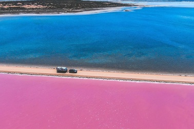 Con đường siêu đẹp giữa hai luồng nước xanh và hồng