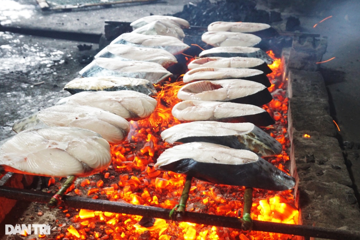 Nhu cầu gấp đôi, thợ toát mồ hôi nướng cá trong giá rét phục vụ khách Tết - 4