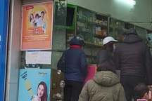 Nhiều người dân Hà Nội đi cả chục cây số vẫn không mua được khẩu trang