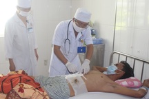 Người đàn ông bị lưỡi máy cắt cỏ gãy văng thủng bụng