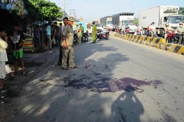 Truy tìm “sát thủ” chém chết người trước quán cà phê