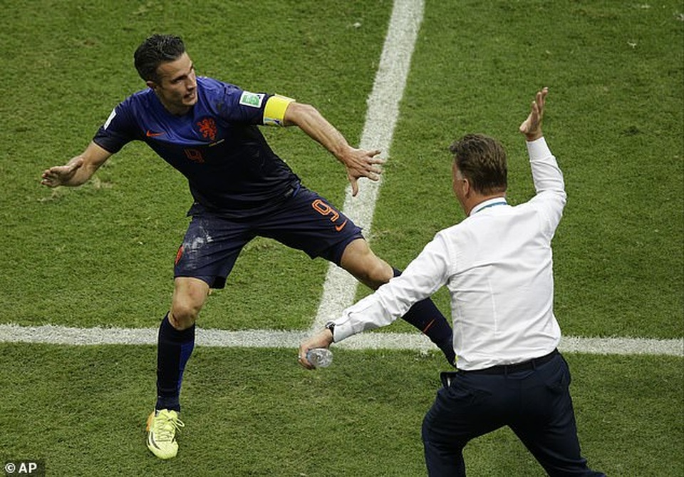 Từ chối ra sân, Van Persie từng ăn cú tát của HLV Van Gaal - 1 Từ chối ra sân, Van Persie từng ăn cú tát của HLV Van Gaal - 1