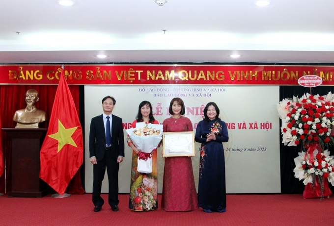 Thứ trưởng Nguyễn Thị Hà trao Bằng khen của Bộ trưởng Bộ LĐ-TB&XH cho Báo Lao động và Xã hội