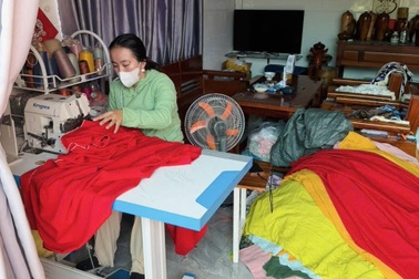 Nhóm chị em ở TPHCM may hơn 2.000 chiếc chăn gửi tặng đồng bào vùng lũ