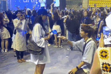 Màn cầu hôn bất ngờ của cặp đôi yêu 11 năm tại đêm nhạc Super Junior