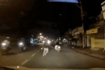 Giật mình người phụ nữ lao ra chặn đầu ô tô để... mời mua vé số