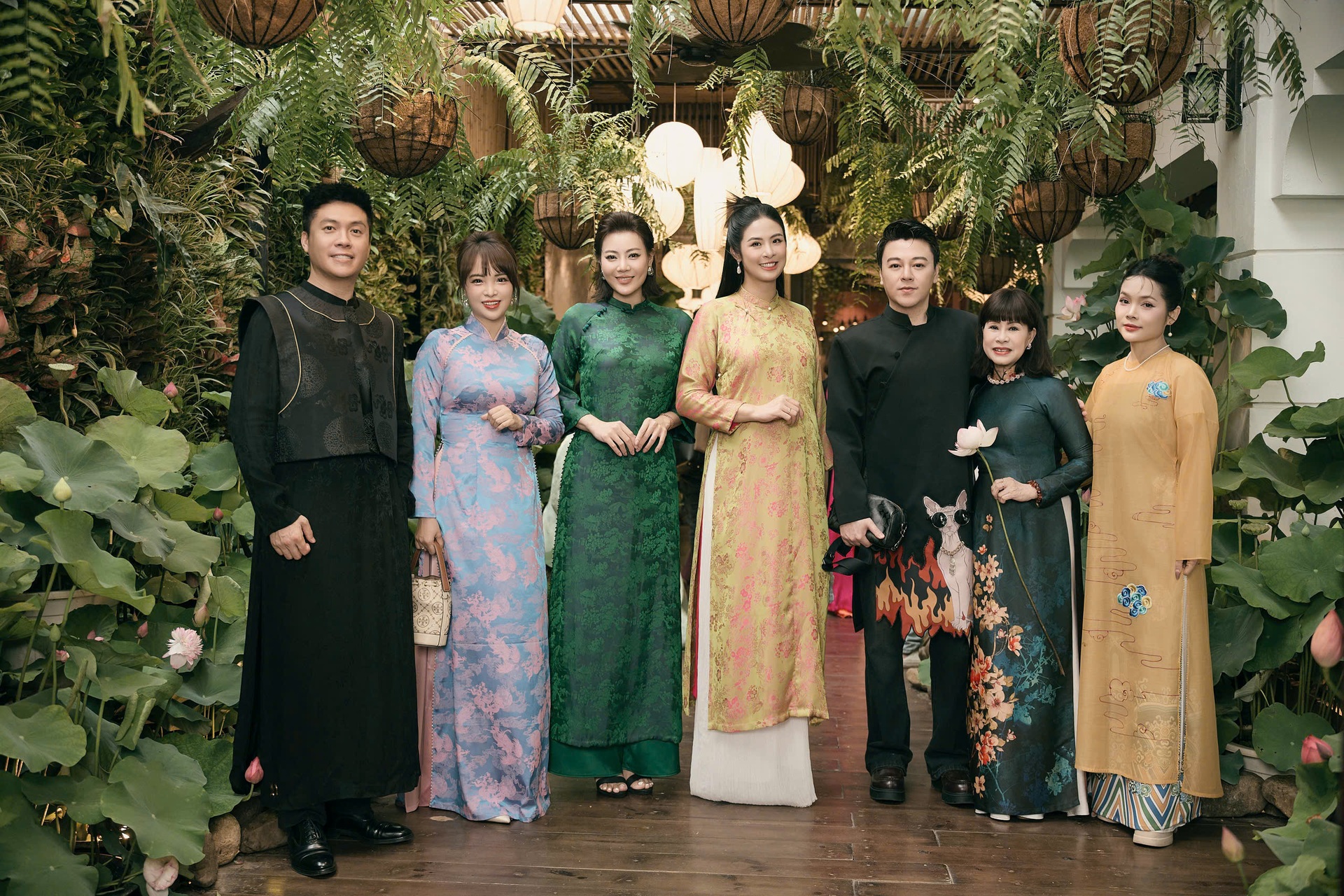 Á hậu Hương Ly duyên dáng trình diễn áo dài của NTK Cao Minh Tiến - 7 Á hậu Hương Ly duyên dáng trình diễn áo dài của NTK Cao Minh Tiến - 7