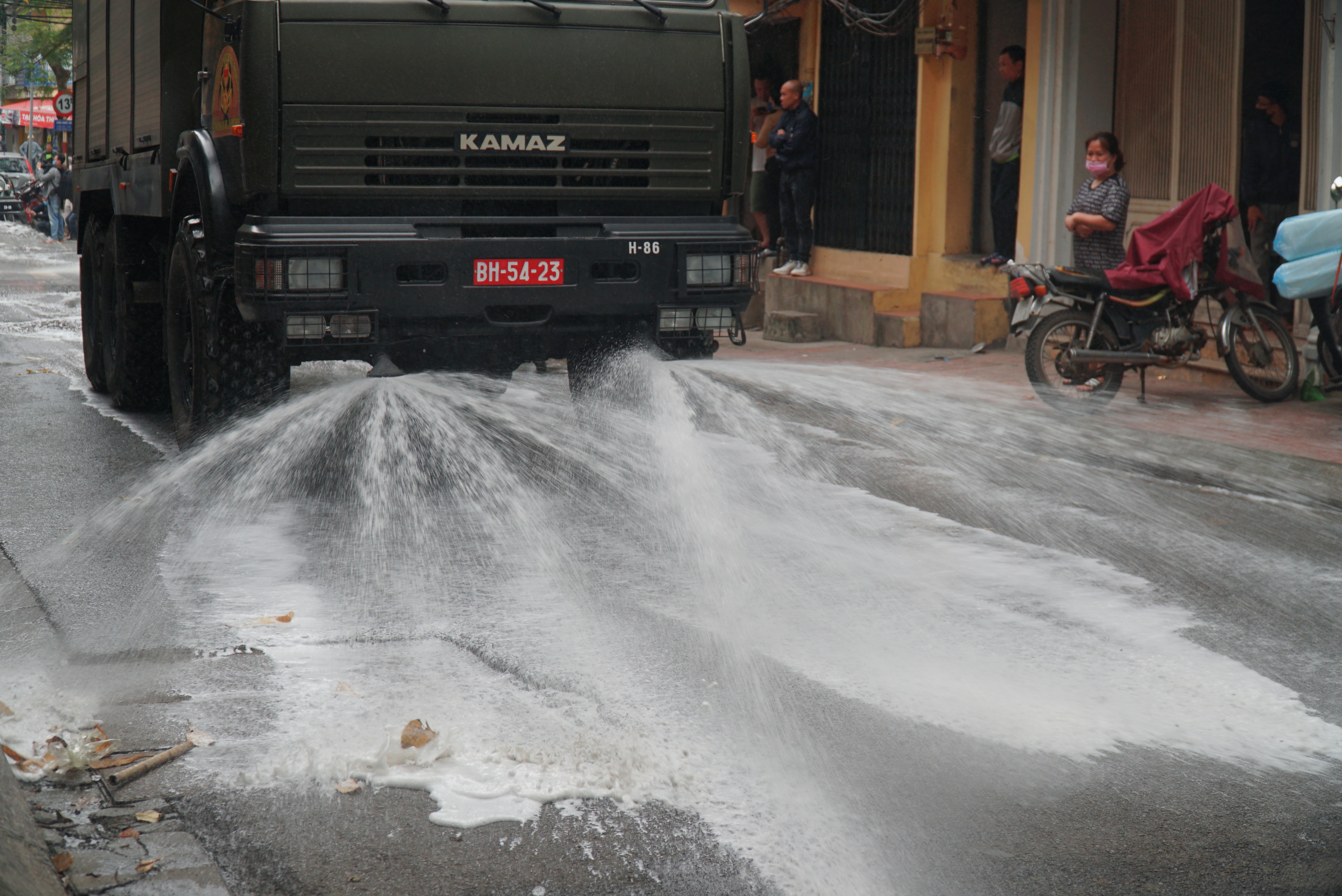 Phố Trúc Bạch: Cách ly, khử trùng và được tiếp tế nhu yếu phẩm - 2 Phố Trúc Bạch: Cách ly, khử trùng và được tiếp tế nhu yếu phẩm - 2