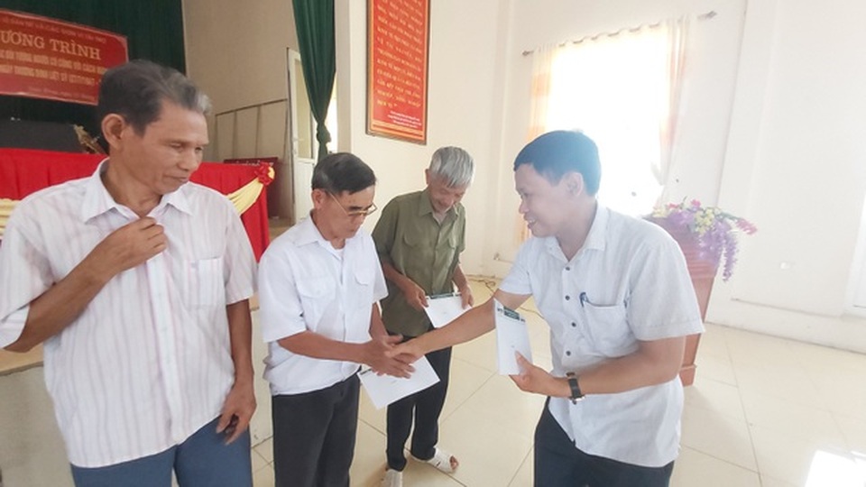 Quỹ Vòng tay Đồng đội trao hàng chục triệu đồng đến gia đình người có công - 3 Quỹ Vòng tay Đồng đội trao hàng chục triệu đồng đến gia đình người có công - 3
