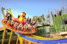 Tàu lượn siêu tốc đột ngột bị kẹt ở độ cao 77m, hành khách "sợ mất mật"