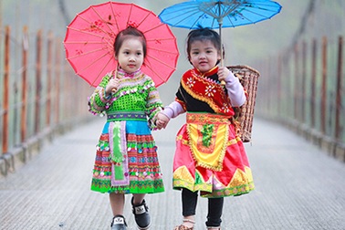 Bé gái Hà Giang xúng xính trang phục dân tộc đón Tết Bính Thân