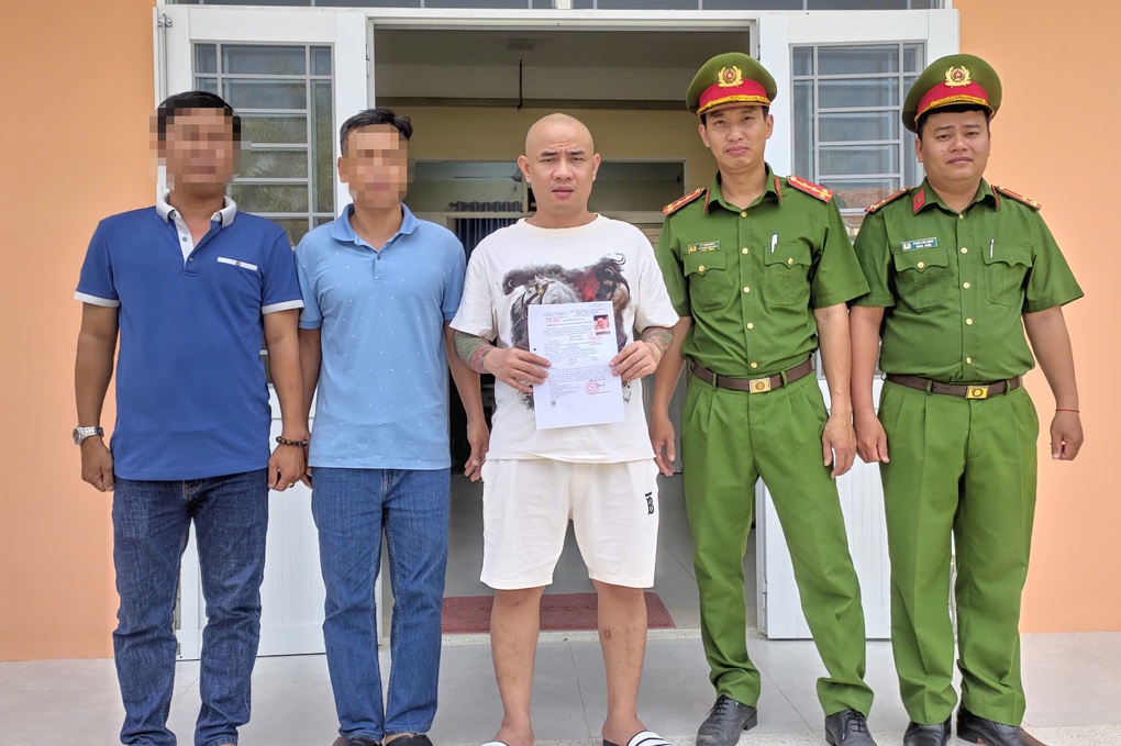 Kẻ trốn truy nã vụ giết người ở Phú Yên ra đầu thú tại Long An - 1 Kẻ trốn truy nã vụ giết người ở Phú Yên ra đầu thú tại Long An - 1