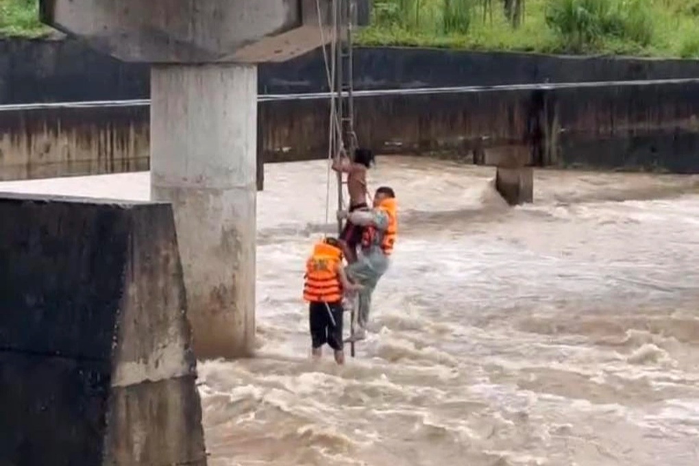 Giải cứu người đàn ông mắc kẹt dưới chân cầu khi nước lũ đổ về - 1 Giải cứu người đàn ông mắc kẹt dưới chân cầu khi nước lũ đổ về - 1
