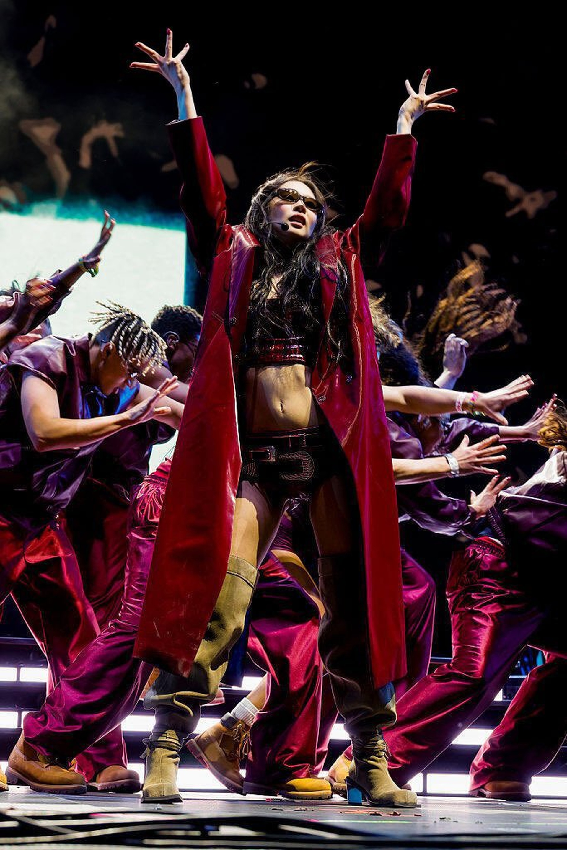 Jennie khoe eo thon, diện quần siêu ngắn gợi cảm trên sân khấu Coachella - 5 Jennie khoe eo thon, diện quần siêu ngắn gợi cảm trên sân khấu Coachella - 5