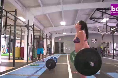 Cô gái vác bụng bầu đẩy tạ khiến người xem thót tim