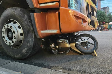 Vụ ô tô không người lái tông chết người chờ đèn đỏ: Tạm giữ tài xế xe tải