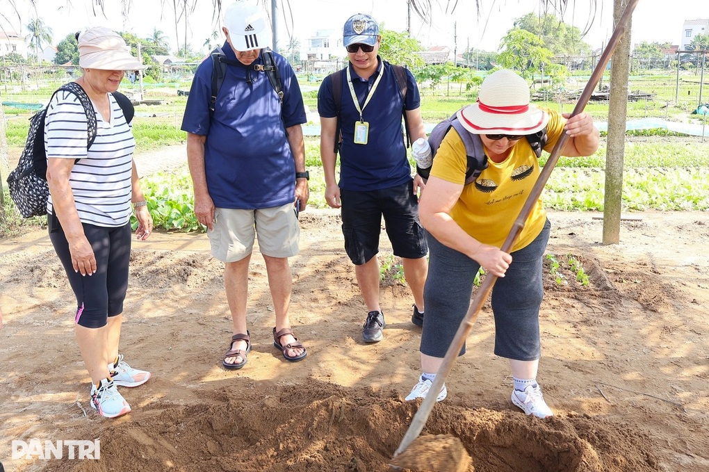 Khách Tây trải nghiệm làm nông dân ở Làng du lịch tốt nhất năm 2024 - 3 Khách Tây trải nghiệm làm nông dân ở Làng du lịch tốt nhất năm 2024 - 3