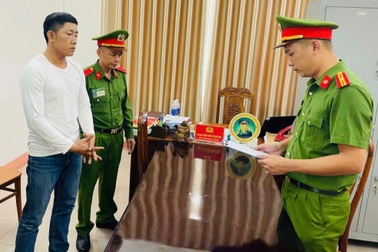 Tạm giữ hình sự tài xế đánh người vì tranh giành khách