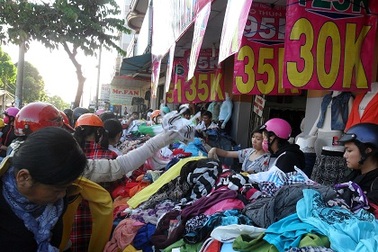 Chen chân mua hàng thời trang “siêu giảm giá”