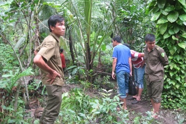 Ra vườn hoảng hồn khi phát hiện xác phụ nữ dưới mương nước