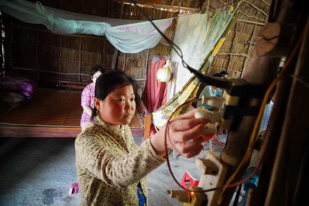 Người mẹ mắc bệnh không dám ra đường, nuôi con trong căn nhà nát - 3 Người mẹ mắc bệnh không dám ra đường, nuôi con trong căn nhà nát - 3