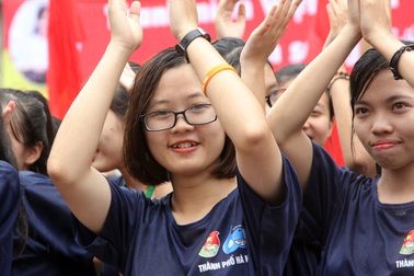 3.000 bạn trẻ đội mưa xếp hình kỉ niệm 60 năm thành lập Hội Liên hiệp Thanh niên Việt Nam