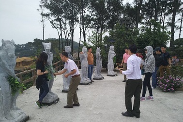 Sau mặc đồ bơi và che lá, tượng 12 con giáp sẽ bị "nhốt vào chuồng"