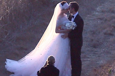 Cận cảnh váy cưới hàng hiệu của Anne Hathaway