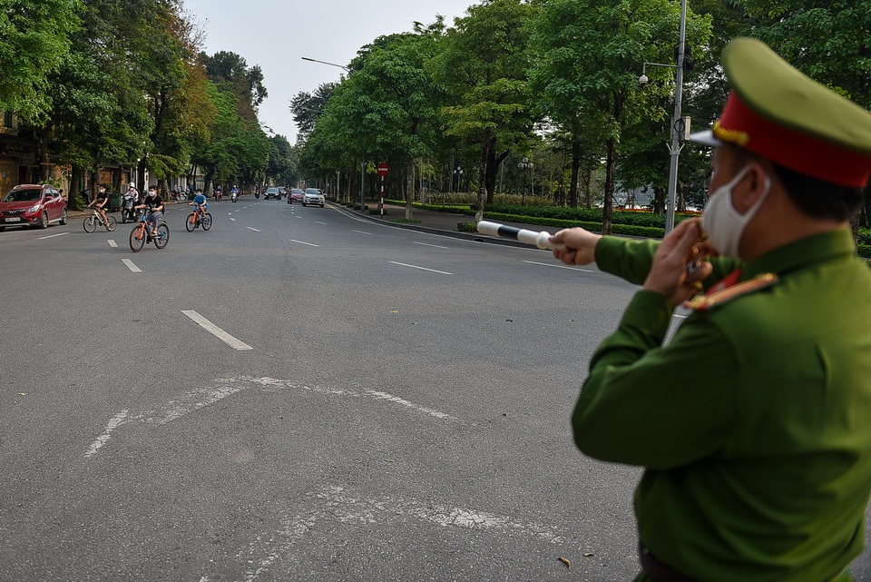 Công an tuýt còi người đạp xe quanh hồ Gươm - 3