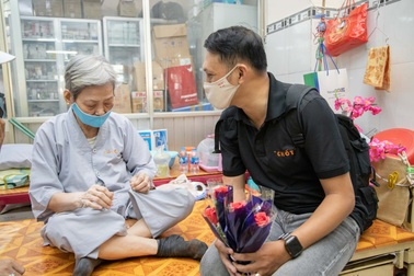 Chàng nhiếp ảnh gia tặng 100 đóa hồng đến các cụ bà neo đơn nhân 8/3