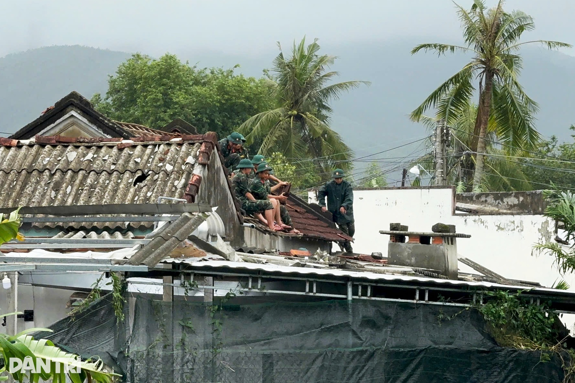 Cận cảnh hiện trường lốc xoáy tàn phá nhà dân - 5 Cận cảnh hiện trường lốc xoáy tàn phá nhà dân - 5