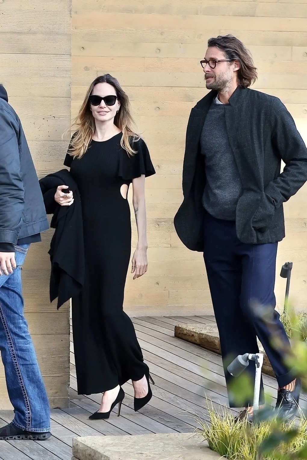 Angelina Jolie dùng bữa trưa 3 tiếng bên tỷ phú - 1 Angelina Jolie dùng bữa trưa 3 tiếng bên tỷ phú - 1