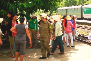 Nhân viên tàu hỏa xô xát với hàng rong gây náo loạn sân ga